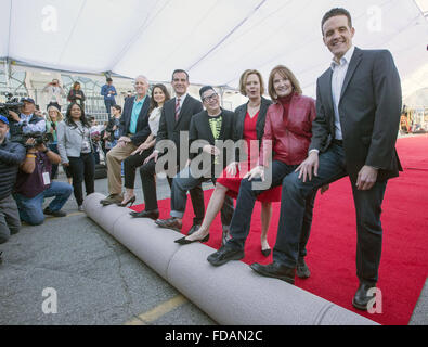 Los Angeles, Californie, USA. 29 janvier, 2016. 2016 Le Prix SAG-l'AFTRA a officiellement mis en place le tapis rouge au Shrine Auditorium à Los Angeles le vendredi matin, en préparation de la remise des prix de la de samedi. --- Rouler le tapis rouge le vendredi matin sont-SAG Awards, Vice-président de l'AFTRA DARYL ANDERSON, l'actrice KATIE LOWES, Maire Eric Garcetti de Los Angeles, l'actrice LEA (DILARIA Orange est le nouveau noir), de même que l'AFTRA SAG-membre du Comité des prix, JOBETH WILLIAMS, Directeur exécutif KATHY CONNELL, et SAG AFTRA-membre du Comité des prix WOODY SCHULTZ. (Crédit Image : © David Bro via ZUMA Wir Banque D'Images