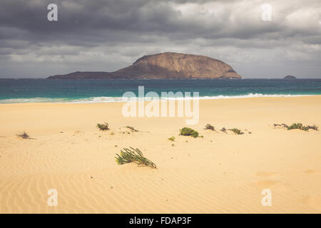 Une vue de la plage de Las Conchas, une belle plage sur La Graciosa, une petite île près de Lanzarote, Canaries, au milieu o Banque D'Images