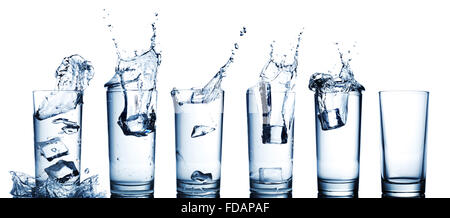 Les éclaboussures d'eau dans les verres isolated on white Banque D'Images