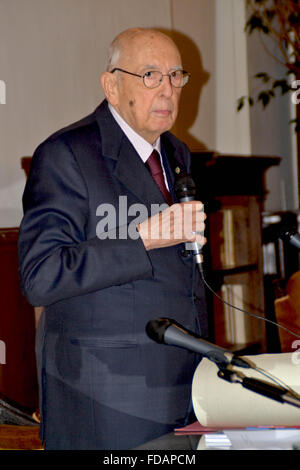 Naples, Italie. 29 janvier, 2016. Le sénateur Giorgio Napolitano - onzième président de la République italienne - reçoit le Diplôme d'études de la Société Nationale des Sciences, des lettres et des Arts à Naples en tant que membre honoraire. La cérémonie de remise des prix a eu lieu au cours de la séance d'ouverture de l'année scolaire 2016. Crédit : Maria Consiglia Izzo/Pacific Press/Alamy Live News Banque D'Images