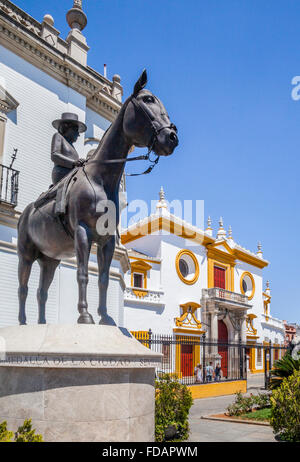 Espagne, Andalousie, province de Séville, Séville, la Plaza de Torros, statue équestre de la Condesa de Senora Augusta Barcelona Banque D'Images