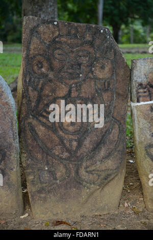 Rocher sculpté avec petroglyph au centre des cérémonies autochtones Caguana. Utuado, Puerto Rico. L'île des Caraïbes. Le territoire américain. Banque D'Images