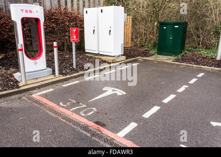 Tesla station de charge pour voitures électriques, au Royaume-Uni. Banque D'Images