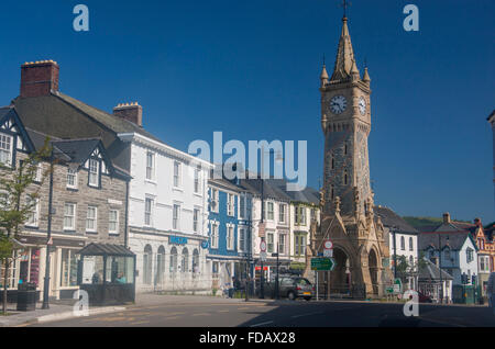 Machynlleth tour de l'horloge et la rue main Powys Pays de Galles UK Banque D'Images