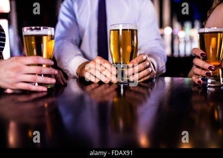 Les amis boire une bière Banque D'Images