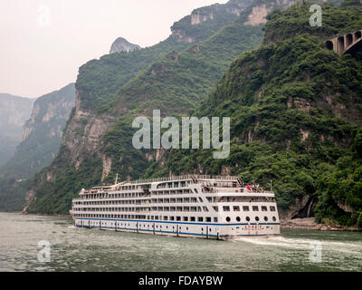 Le Yangtze Gold 7 croisière sur une rivière sur la rivière Yangtze dans la province de Hubei à travers les Trois Gorges en Chine Banque D'Images