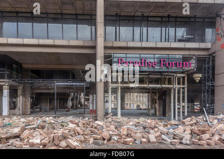 Birmingham, UK. 29 janvier, 2016. Les dernières semaines pour Paridise Forum et l'ancien bâtiment de la bibliothèque centrale de Birmingham. Terminée en 1973, la conception a été dans le style architectural brutalisme et fabriqués à partir de à partir de béton. Deux tentatives par English Heritage d'avoir le bâtiment classés gain ont été infructueuses. Crédit : Paul Weston/Alamy Live News Banque D'Images