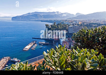 Matin pittoresque ville vue sur Sorrente et le golfe de Naples, Campanie, Italie province Banque D'Images