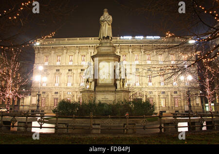 Leonardo's monument sur la Piazza Della Scala la nuit. Milan, Italie Banque D'Images