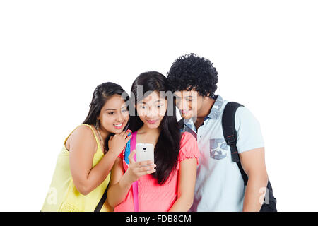3 adolescents amis College Student téléphone Mobile message Lecture Surprise Banque D'Images