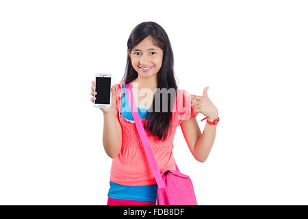 1 Jeune Fille College Student Holding Mobile phone qualité montrant du doigt Banque D'Images