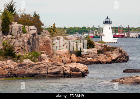 Palmer guides phare de l'île aux marins autour de la côte rocheuse de New Bedford Port sur un jour nuageux dans le Massachusetts. Banque D'Images