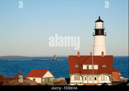 Portland Head Lighthouse en fin d'après-midi en tant que soleil se couche avec Ram Island Ledge light en arrière-plan. C'est le plus ancien phare dans le Maine. Banque D'Images