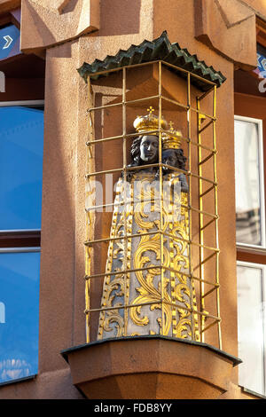 La figure de la Vierge Noire, la Maison de la Madone noire de style cubiste de Prague, la vieille ville, République Tchèque Banque D'Images