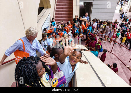 Miami Florida,Book Fair International,Miami Dade College campus,littéraire,festival,voyage annuel sur le terrain de classe,étudiants garçons garçons enfants Banque D'Images