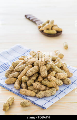 Peanut disposés sur un sol en bois. Banque D'Images