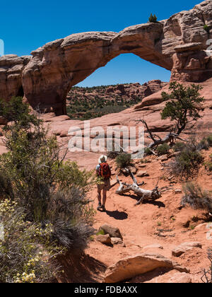 Approches randonneur Broken Arch, Arches National Park, Moab, Utah. Banque D'Images