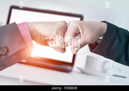 Partenaires d'affaires donnant Fist Bump dans leur bureau. Geste mains équipe réussi Concept. Concept d'entreprise de partenariat. Banque D'Images