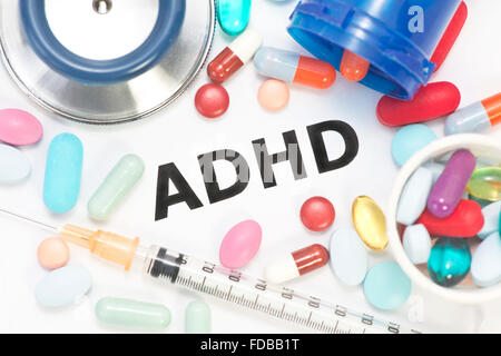 Concept d'ADHD photo avec stéthoscope et médicaments. Banque D'Images