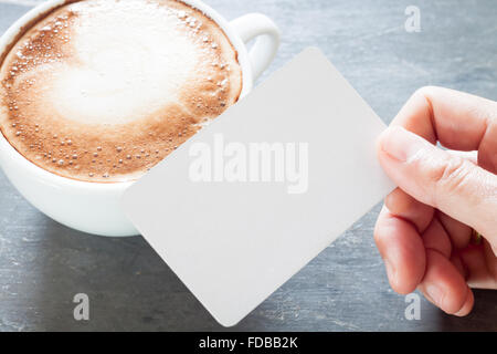 Tasse de café avec nom carte sur fond gris, stock photo Banque D'Images