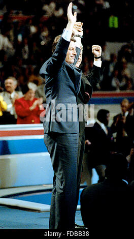 New York, NY, USA, 16 juillet 1992, le gouverneur de l'Arkansas William Jefferson Clinton lance son colistier, le sénateur Albert Gore Jr. (D-TN) à la Convention Nationale Démocratique à New York. La Convention nationale 1992 de l'Parti démocratique américain nommé gouverneur de l'Arkansas, Bill Clinton, pour le président et le sénateur Al Gore du Tennessee pour vice-président, Clinton a annoncé que son exécution Gore-mate le 9 juillet 1992. La convention s'est tenue au Madison Square Garden de New York City, New York du 13 juillet au 16 juillet 1992. Credit : Mark Reinstein Banque D'Images