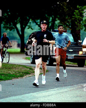 Washington, DC., USA, 9 septembre 1993, le Président William Clinton, le jogging autour du Lincoln Memorial Crédit : Mark Reinstein Banque D'Images