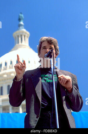 Washington, DC., USA, 22 avril 1990 Richard Gere au jour de la Terre. Le jour de la terre est un événement annuel, a célébré le 22 avril, jour de manifestations dans le monde sont tenus de montrer leur soutien pour la protection de l'environnement. Elle a été célébrée pour la première fois en 1970, et est maintenant coordonnée à l'échelle mondiale par le réseau de la Journée de la Terre, et célébrée dans plus de 192 pays chaque année. Credit : Mark Reinstein Banque D'Images