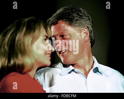 Waco, Texas, USA, 28 août 1992, Bill et Hillary Clinton au pont de la rivière Brazos pendant le tour du Texas Credit : Mark Reinstein Banque D'Images