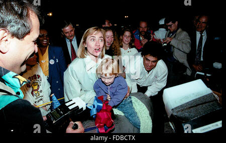 Elon, North Carolina, USA, 26 octobre 1992, le Bill Clinton et Al Gore Campaign Bus tour s'arrête à Elon College en Caroline du Nord et célèbre l'anniversaire d'Hillary Clinton avec des ballons et des fleurs et elle est présentée par la presse de voyage avec un âne en papier mâché qui a parcouru le reste de la campagne avec les Clinton. Credit : Mark Reinstein Banque D'Images