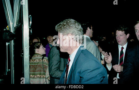 Elon, Caroline du Nord., USA, 26 octobre 1992, le Bill Clinton et Al Gore Campaign Bus tour s'arrête à Elon College en Caroline du Nord et célèbre l'anniversaire d'Hillary Clinton avec des ballons et des fleurs et elle est présentée par la presse de voyage avec un âne en papier mâché qui a parcouru le reste de la campagne avec les Clinton. Credit : Mark Reinstein Banque D'Images