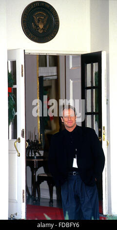 Washington, DC., USA, 6 décembre 1993, Corbin Bernsen quitte l'aile ouest de la Maison Blanche. Credit : Mark Reinstein Banque D'Images