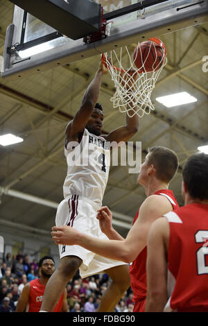 Boston, Massachusetts, USA. 29 janvier, 2016. Vendredi, 29 janvier, 2016 : Crimson de Harvard Center Zena Edosomwan (4) dunks la balle pendant le jeu de basket-ball de NCAA entre le Big Red de Cornell et le Harvard Crimson tenue au Lavietes Pavilion à Boston, Massachusetts. Défaites 65-77 Cornell Harvard. Eric Canha/CSM Crédit : Cal Sport Media/Alamy Live News Banque D'Images