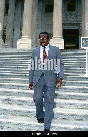 Washington, DC., USA, 9 juillet, 1991 juge Clarence Thomas marche dans le centre de mesures le Capitole après sa première réunion avec les membres du congrès après avoir été présenté à la Cour suprême des États-Unis par le président George H. W. Bush. Credit : Mark Reinstein Banque D'Images