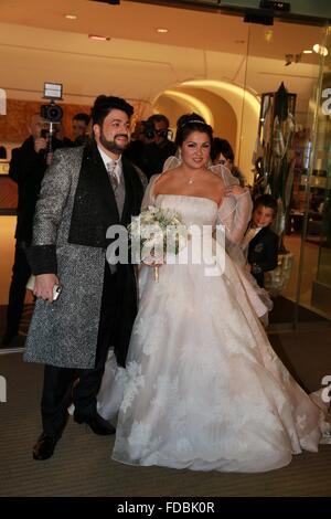 Mariage de Anna Netrebko et Yusif Eyvazov avec : Anna Netrebko, Yusif Eyvazov Où : Vienne, Autriche Quand : 29 déc 2015 Banque D'Images