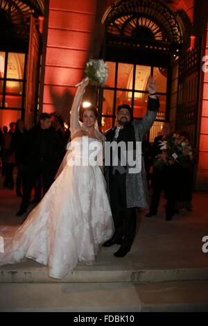 Mariage de Anna Netrebko et Yusif Eyvazov avec : Anna Netrebko, Yusif Eyvazov Où : Vienne, Autriche Quand : 29 déc 2015 Banque D'Images