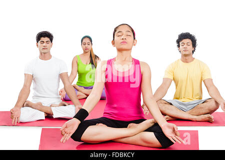 4 adolescent jeune homme et Jeune femme assise Banque D'Images