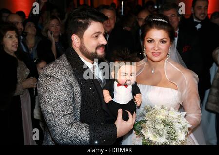 Mariage de Anna Netrebko et Yusif Eyvazov avec : Anna Netrebko, Yusif Eyvazov Où : Vienne, Autriche Quand : 29 déc 2015 Banque D'Images