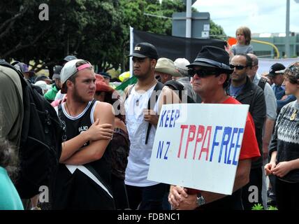 Wellington, Nouvelle-Zélande. Jan 30, 2016. Un manifestant anti-PPT tient une bannière en face de la résidence du Gouverneur, à Wellington, Nouvelle-Zélande, le 30 janvier 2016. Les gens se sont rassemblés devant la résidence du gouverneur général de Nouvelle-Zélande capitale nationale le samedi de remettre leur pétition contre le partenariat transpacifique (PTP). Credit : Su Liang/Xinhua/Alamy Live News Banque D'Images