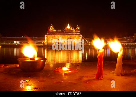 Temple d'Amritsar Gurdwara Allumage de la lampe témoin Candle Burning Personne n Banque D'Images