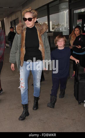 Sharon Stone et son fils Quinn arrivent à l'Aéroport International de Los Angeles (LAX) avec : Sharon Stone, Quinn Kelly Stone Où : Los Angeles, California, United States Quand : 29 déc 2015 Banque D'Images