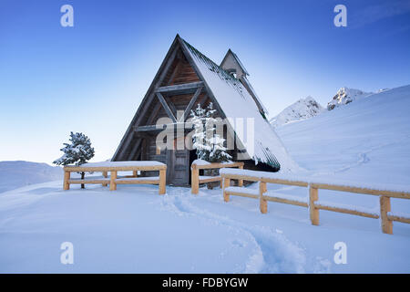 Chalet en bois typique de montagne dans les Dolomites Banque D'Images