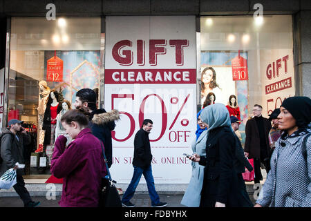 Shopper Noël dans Oxford Street dans le West End de Londres avec magasins offrant des rabais énormes sur certains points Banque D'Images