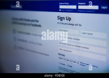 Page d'accueil de Facebook sur un écran de surveillance. Facebook est le plus grand réseau social au monde Banque D'Images
