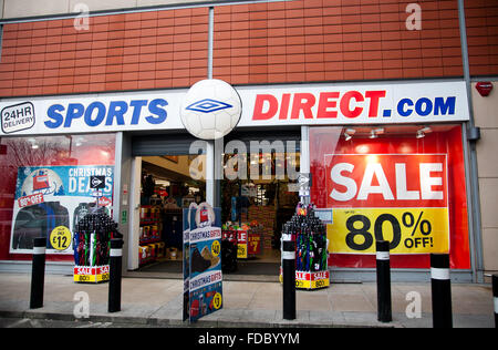 London, UK en dehors d'un magasin de sports Direct dans le nord de Londres publicité énorme des rabais sur certains de leurs bons avec jusqu'à 80 % Banque D'Images