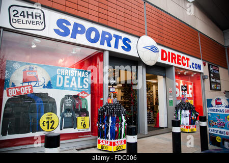 Londres, UK - En dehors d'un magasin de sports Direct dans le nord de Londres, offrant d'énormes réductions sur certains de leurs bons Banque D'Images