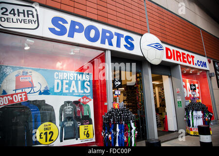 Londres, UK - En dehors d'un magasin de sports Direct dans le nord de Londres, offrant d'énormes réductions sur certains de leurs bons Banque D'Images