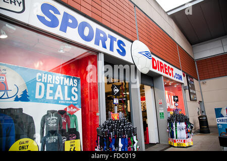 Londres, UK - En dehors d'un magasin de sports Direct dans le nord de Londres, offrant d'énormes réductions sur certains de leurs bons Banque D'Images