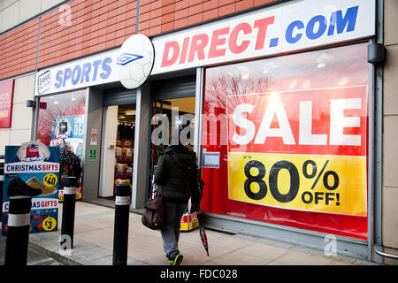 Londres, UK - En dehors d'un magasin de sports Direct dans le nord de Londres, offrant d'énormes réductions sur certains de leurs bons Banque D'Images