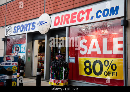 Londres, UK - En dehors d'un magasin de sports Direct dans le nord de Londres, offrant d'énormes réductions sur certains de leurs bons Banque D'Images