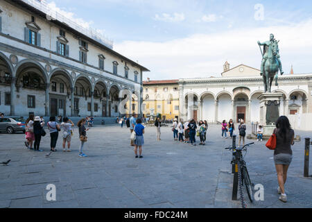 Florence,Italie-août 26,2014:les gens et se promener et admirer la Piazza Santissima Annunziata et la statue équestre de Banque D'Images